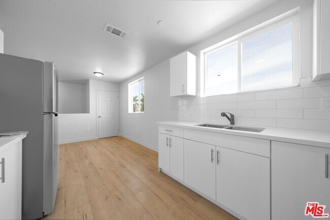 Building Photo - 236 W 84th Pl