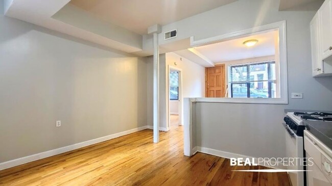 Building Photo - 1 bedroom in CHICAGO IL 60657