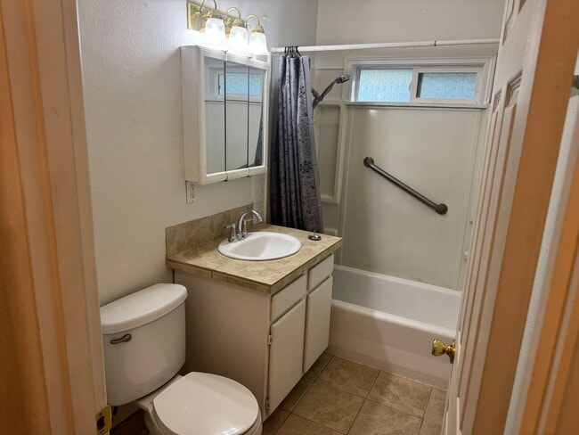 Building Photo - 2 bedroom