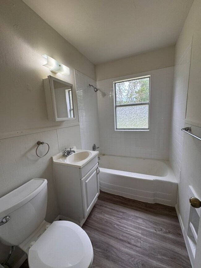 Building Photo - 2 bed 1 bath huge outdoor space and one car garage in Norman!