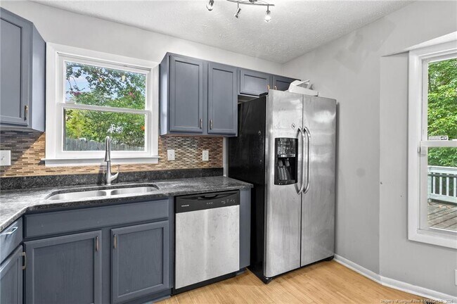 Building Photo - 904 Dandridge Dr