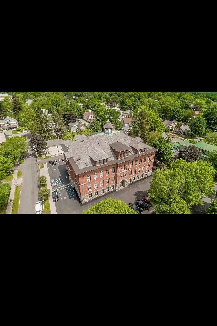 Building Photo - 77 Van Dam St