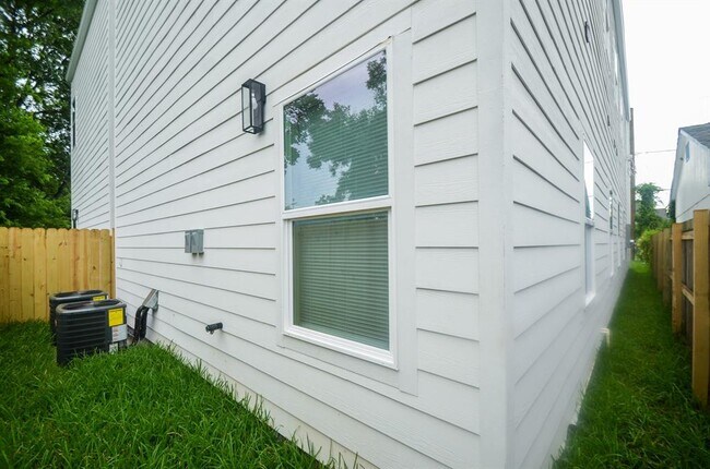 Building Photo - 405 Clearwater St