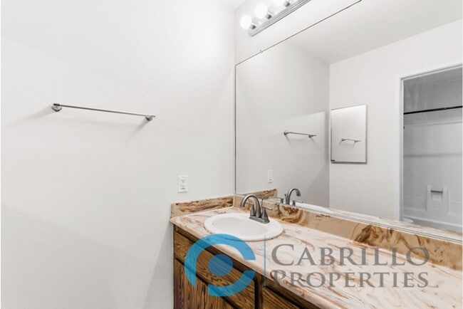 Building Photo - 1BD/1BA Private Balcony + Utilities Included | Prime Black Mountain Location