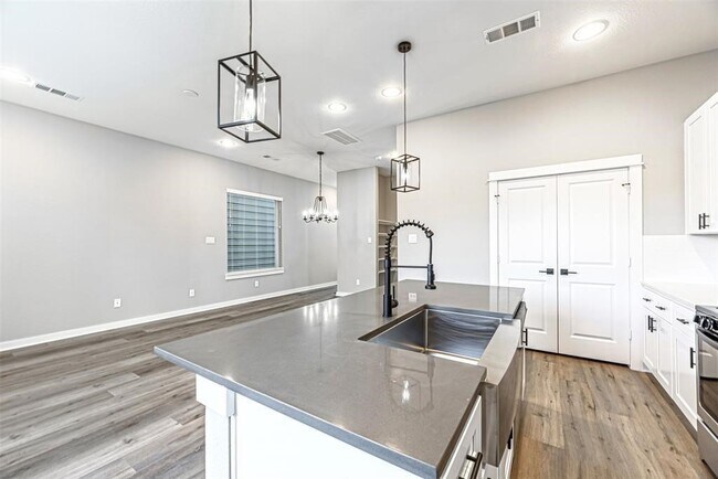 Building Photo - 6728 Parker Grv Ln