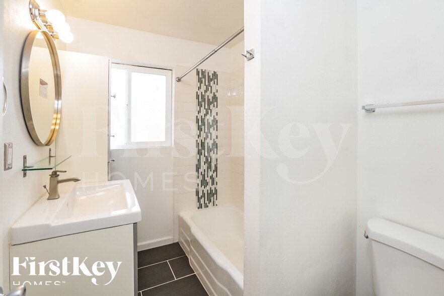 Building Photo - 4144 E Almeria Rd