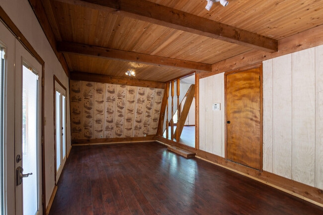 Building Photo - 2865 Old Thomson Rd