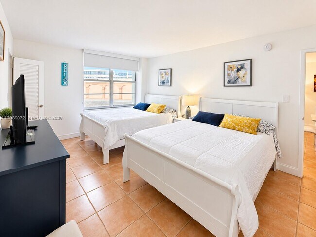 Building Photo - 5161 Collins Ave