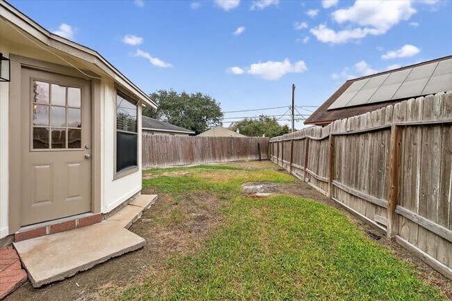 Building Photo - 4453 Lake George Dr