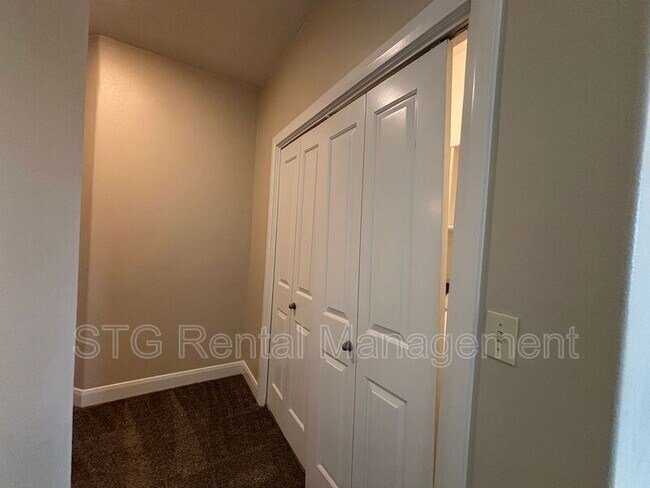 Building Photo - 700 N Main St