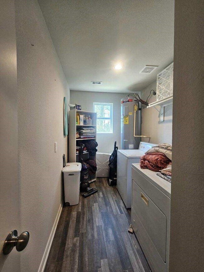 Building Photo - 1010 Cedar Point Dr