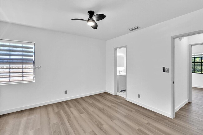 Building Photo - 418 S 57th Way
