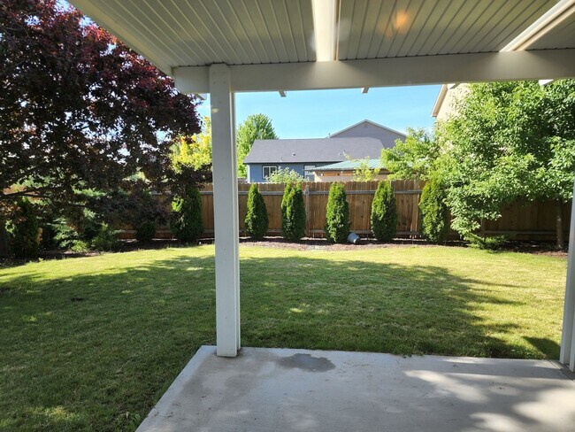 Building Photo - Beautiful 3 bedroom, 2.5 bathroom home with loft  in West Boise. Great floor plan that has everyt...