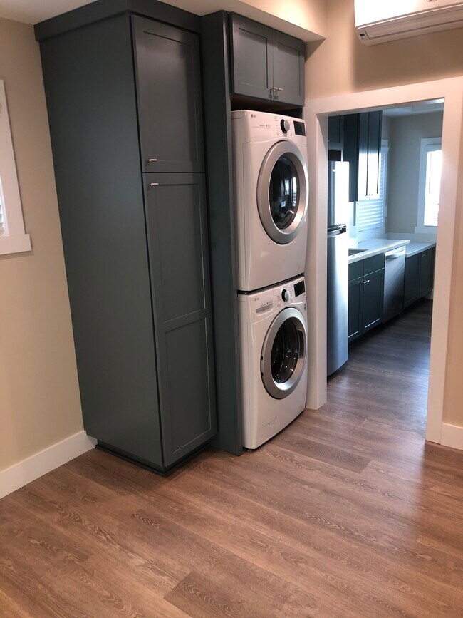 Building Photo - 2806 Ocean Dr