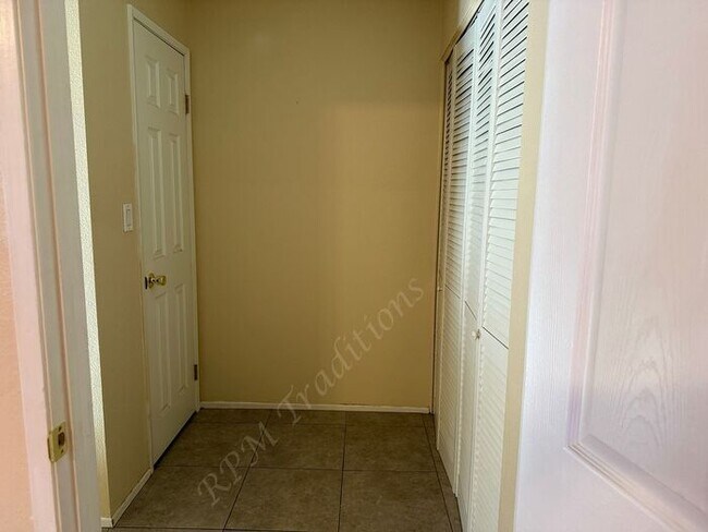 Building Photo - *** Please call us @ 661-266-1400 for information on availability, showings and applications proc...