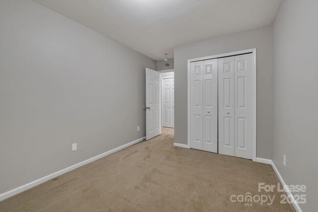 Building Photo - 1915 Travertine Ln