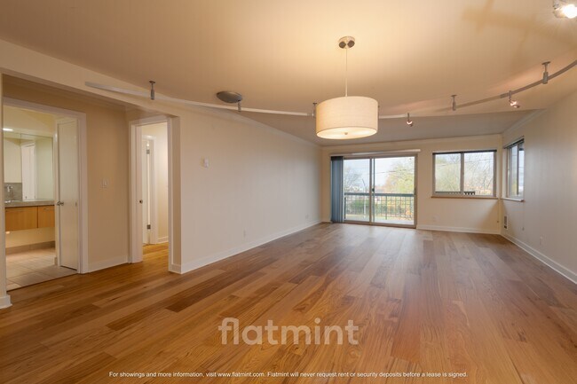 Building Photo - 732 11th Ave E