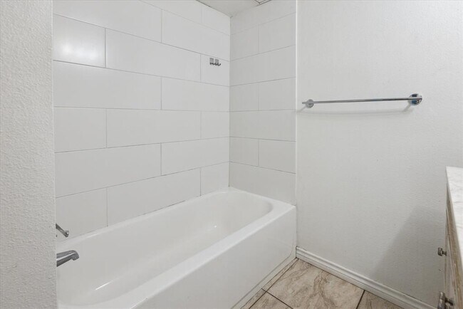 Building Photo - 505 W 7th St