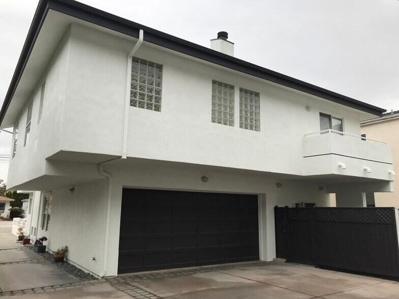Rear/garage, backyard fence and patio + master bedroom balcony - 2108A Ernest Ave