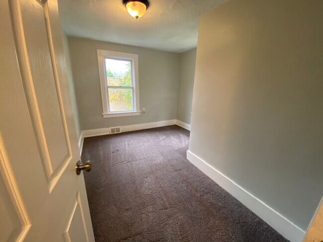 Building Photo - Bright 3BR+2BA Bungalow by Downtown