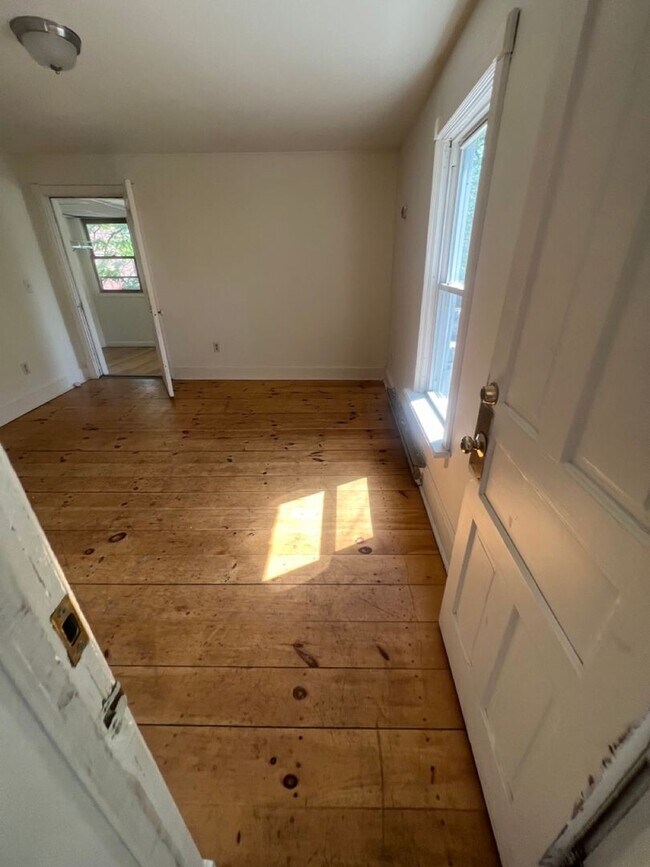 Building Photo - 52 Hickok Pl