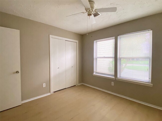 Building Photo - 3123 Sam Houston Dr