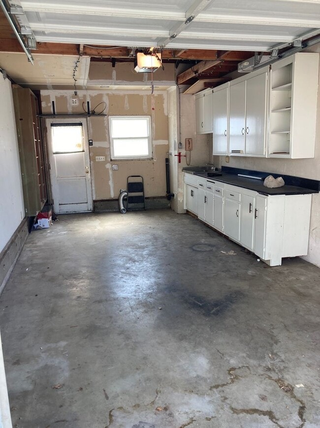 Building Photo - SINGLE FAMILY HOME