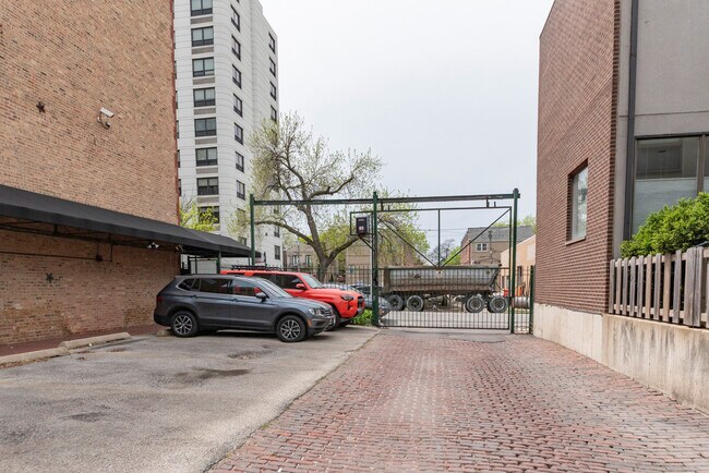 Building Photo - 1737 N Paulina St