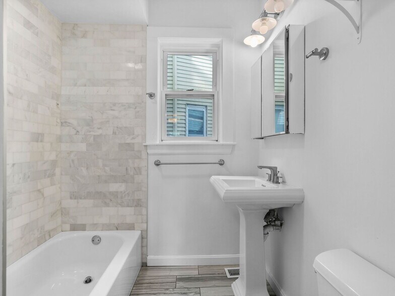 Building Photo - 98 Elm St