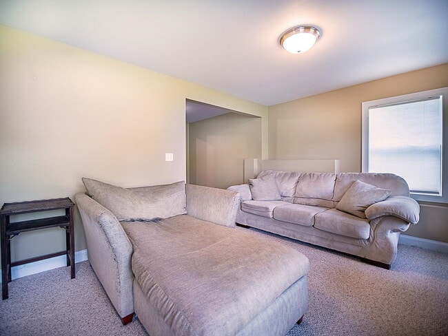 Building Photo - "Spacious 3-Bedroom Haven with 3 Full Baths in Charming Hinesburg!"