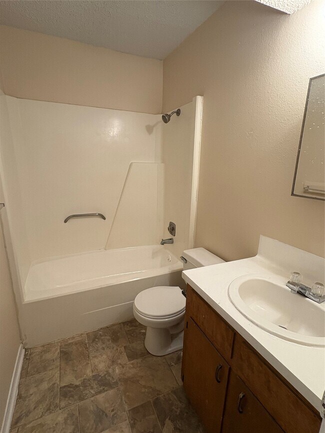 Building Photo - 405 Oak St