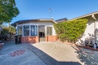 Building Photo - Hardwood Floors- Top Moreland SCH- SM Dogs Welcome- Close to Apple