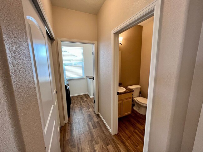 Building Photo - 1110 Tur St