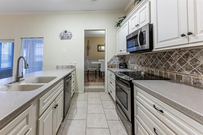 Building Photo - 422 River Oaks Dr
