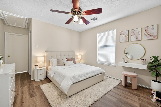 Building Photo - 11902 Rolling Stream Dr