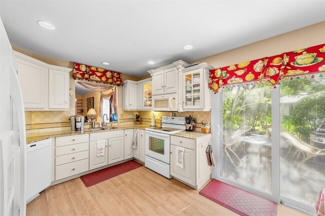 Building Photo - 6809 SE Yorktown Dr