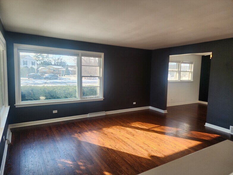 Building Photo - 2800 Manor Ln