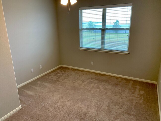 Building Photo - Beautiful 4 bedroom, 2.5 bathroom home in ...