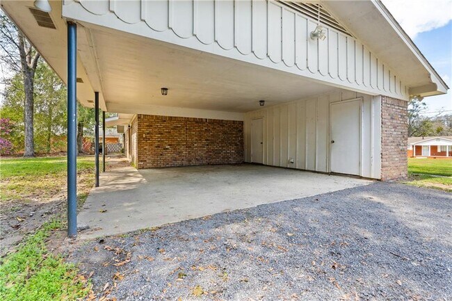 Building Photo - 207 Cache Cir