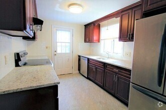 Building Photo - Spacious 3-Bed Townhouse with Wraparound D...