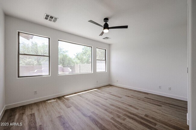 Building Photo - BRAND NEW 5 BEDROOM HOME IN PHOENIX