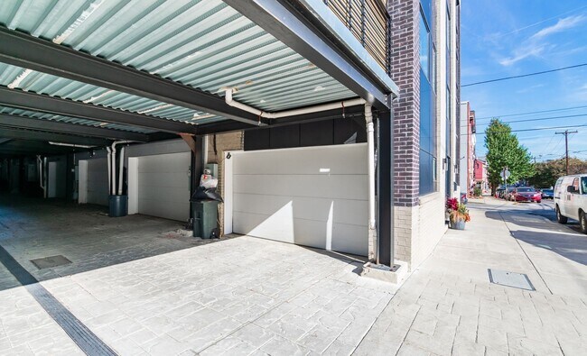 Building Photo - Three Bed Olde Kensington Home