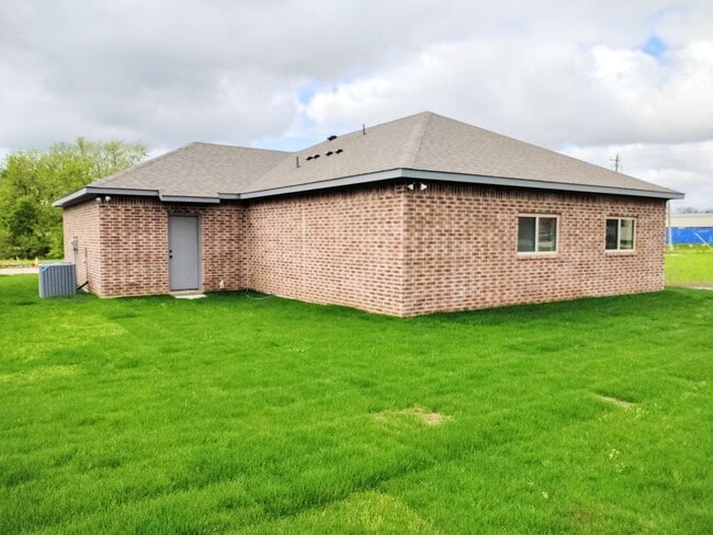 Building Photo - Newly constructed 3/2/1 in Sanger
