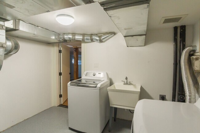 Building Photo - 6bd/3.75ba Seattle Home