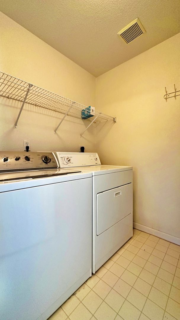 Building Photo - Fantastic Condo 2 Bed 2 Bath with Attached...