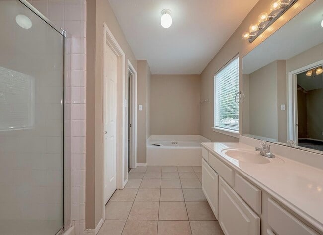 Building Photo - 4914 Jaymar Dr