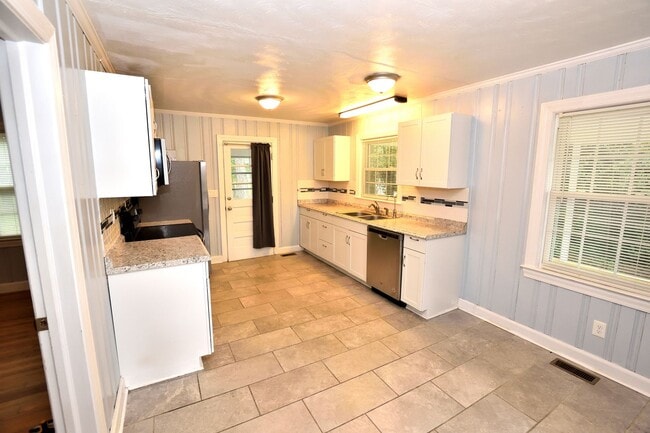 Building Photo - 160 Berryhill Rd