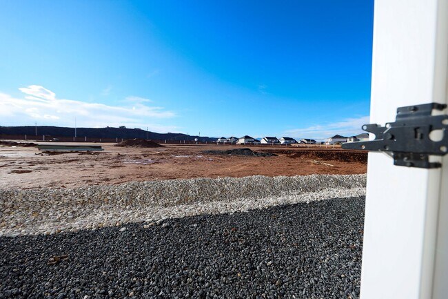 Building Photo - Crimson Park Town Home.