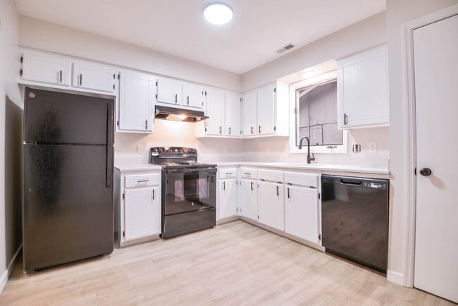 Building Photo - 4934 Robin Dr