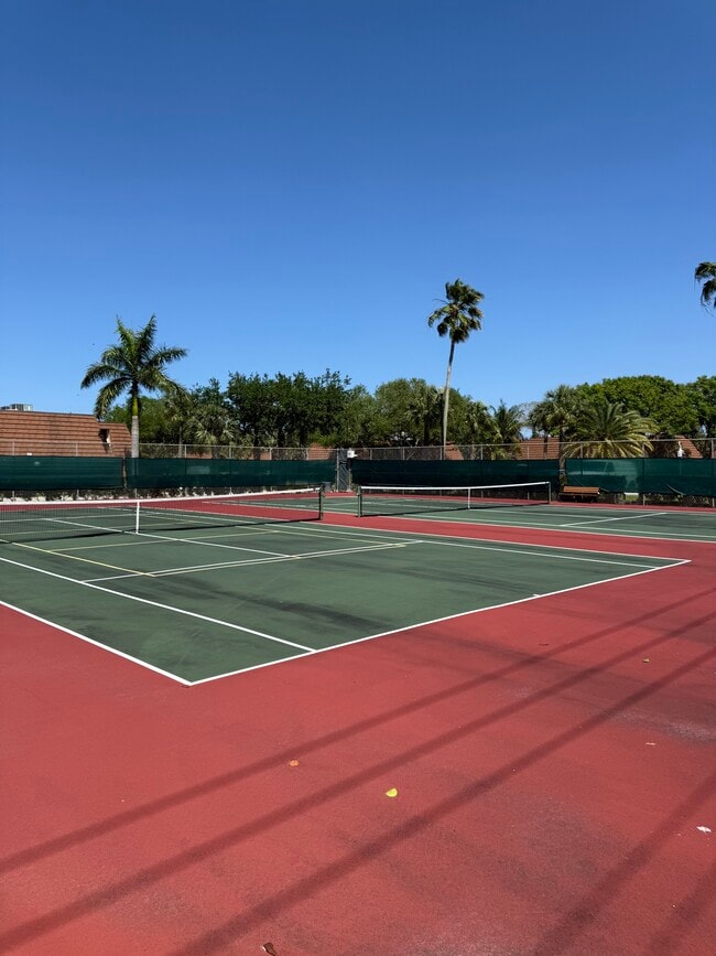 Building Photo - 825 Center St